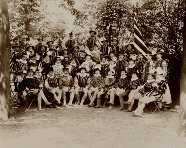 300020 Groepsportret met de deelnemers van de historische optocht (Unie van Utrecht) die werd gehouden ter gelegenheid ...